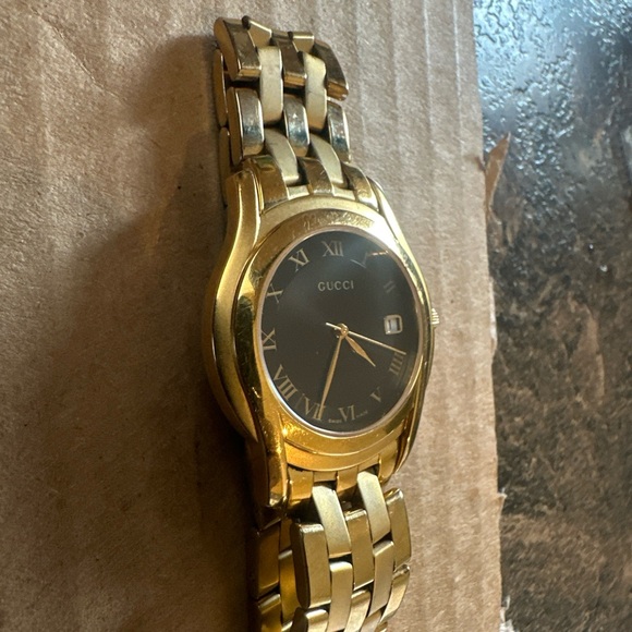 Gucci Gold and Black Luxury Watch with Date Window - Picture 3 of 7